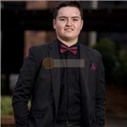 Profesor de dibujo dicta clases para personas de todas las edades